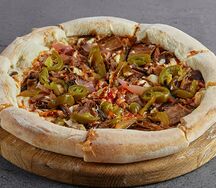 Пицца с копченой говяжьей грудинкой и перечным соусом