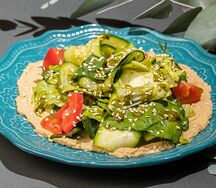 Зеленый салат с хумусом