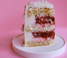 Кусочек торта Клубника-вишня от Виктории