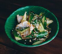 Салат с кальмаром и огурцом