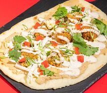 Лепешка с хумусом и фалафелем