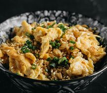 Рис жареный с овощами и яйцом