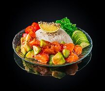 Поке с лососем в соусе