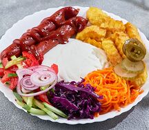 Хот-дог на тарелке