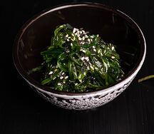 Морские водоросли чука с ореховым соусом