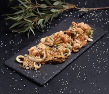 Ароматный рис с морепродуктами и рыбно-лаймовым соусом