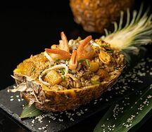 Тайский рис с морепродуктами в ананасе