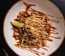 Удон с креветками и шпинатом