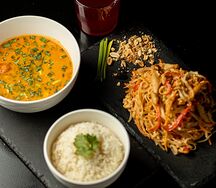 Том ям с курицей, рис с курицей и морс