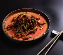 Соба со свининой и лотосом в перечном соусе