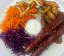 Хот-дог на тарелке