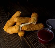 Сырные палочки с соусом