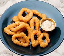 Кольца кальмара с соусом тартар