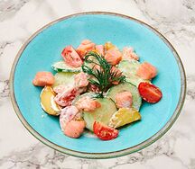 Салат с копченым лососем