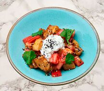 Салат с хрустящим баклажаном и бураттой