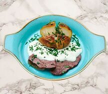 Говяжьи щечки с печеным картофелем