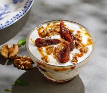Мацони с медом и орехами