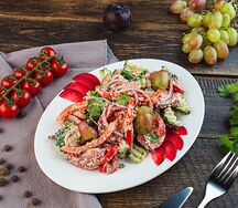 Салат фирменный от Шефа с ореховой заправкой