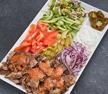 Комбо №4 Шаурма с курицей на тарелке