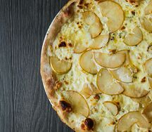 Пицца с Горгонзолой и грушей