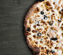 Пицца с лососем и сыром бри