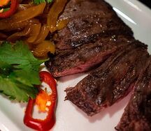 Стейк с овощами в азиатском стиле