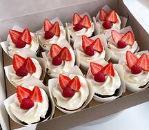 Набор из 12 капкейков с клубникой и малиной