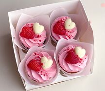 Набор из 4 капкейков с розовым кремом, сердечком и малиной
