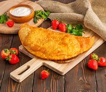 Чебурек с клубникой и сыром