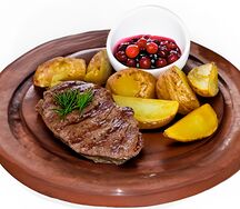 Говяжий медальон с клюквенным соусом