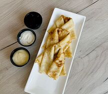 Блины со сметаной, вареной сгущенкой, вареньем