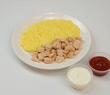 Томленые кусочки куриной грудки с пюре