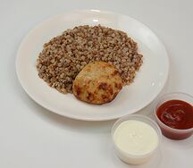 Домашняя котлета с гречей и соусом