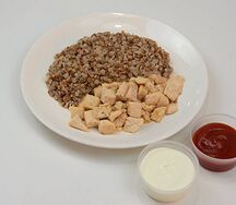 Томлёные кусочки куриной грудки с гречей