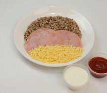 Ломтики ветчины с сыром с гречей