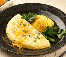 Омлет с ветчиной из индейки, сыром чеддер и хашбрауном