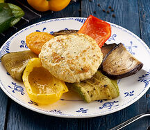 Биточек из индейки и рикотты с овощами гриль