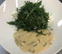 Теплый салат с рукколой и телятиной