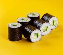 Маки ролл с огурцом
