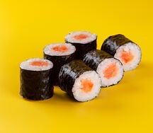 Маки ролл с лососем