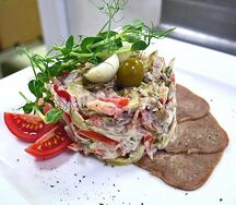 Салат с языком и шампиньонами 