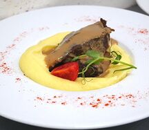 Говяжьи щечки с картофельным пюре