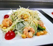 Цезарь с тигровой креветкой