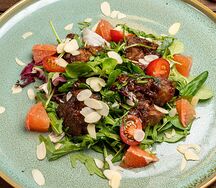 Теплый салат с куриной печенью