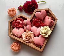 Макароны Сердца и шоколадные розы в подарочном деревянном боксе