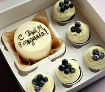 Набор Бенто-торт и 5 капкейков с ягодами на День рождения