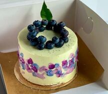 Биг бенто-торт нежный с мазками и голубикой