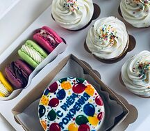 Набор из бенто-торта, макарунов и капкейков