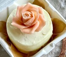 Бенто-торт с шоколадной розой