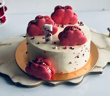 Торт с вашей цифрой для девочки с облаками из макарон